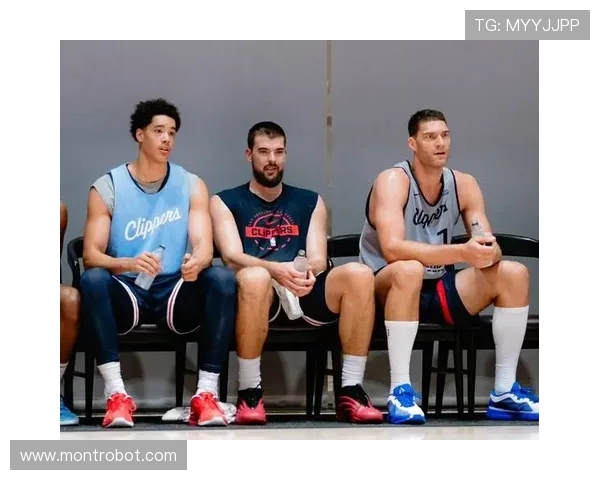 快船全队齐聚一堂观看橄榄球赛共享团建时光留下美好合影